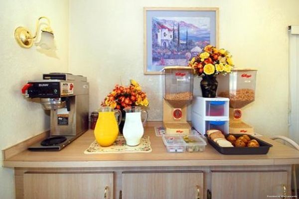 Econo Lodge Youngstown (Austintown)